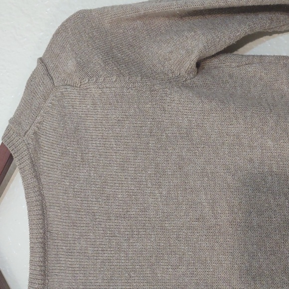 SLIGHTLY USED OLD NAVY SIZE XS TP COLOR CREAM 57% COTTON 43% POLYESTER - Picture 8 of 10